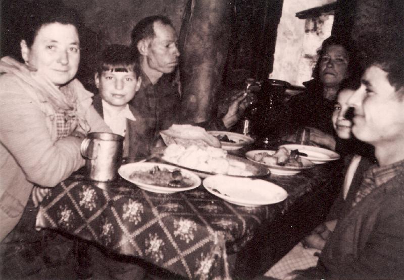 29.jpg - Década de 1960-Gente do campo à mesa em dia de fazer fumeiro